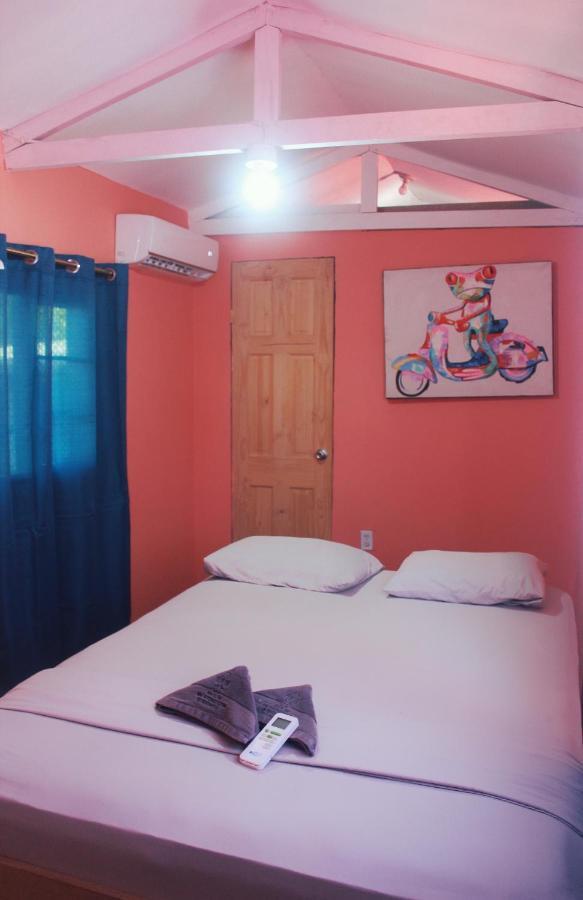 Twin Fin Hostels Bocas Town Exterior photo